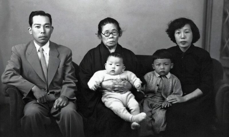 幼少期のさだまさしさん（前列右）が、両親、祖母、生後間もない弟の佐田繁理さんと共に並んで写る家族写真。