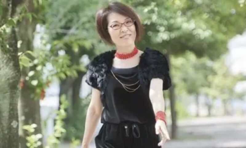 歌手・ラジオパーソナリティとして活動する佐田玲子さん（さだまさしさんの妹）のポートレート写真