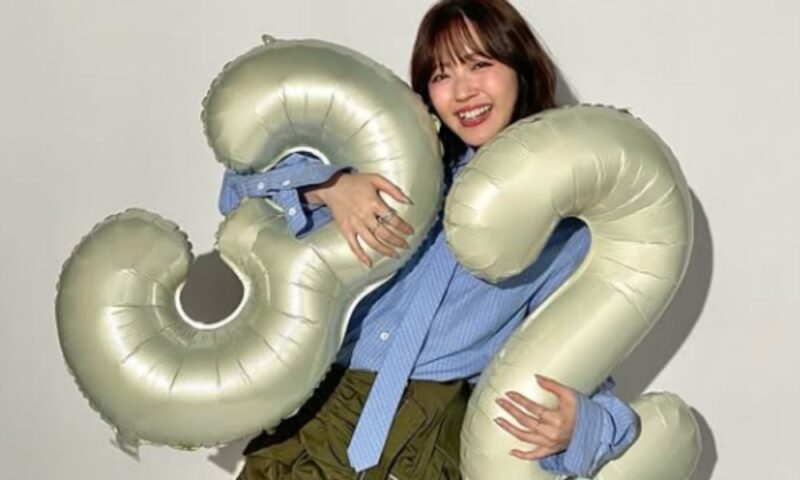 32歳の誕生日を迎えた鈴木愛理さんの笑顔の画像。田中碧選手との交際継続を祝福する声も