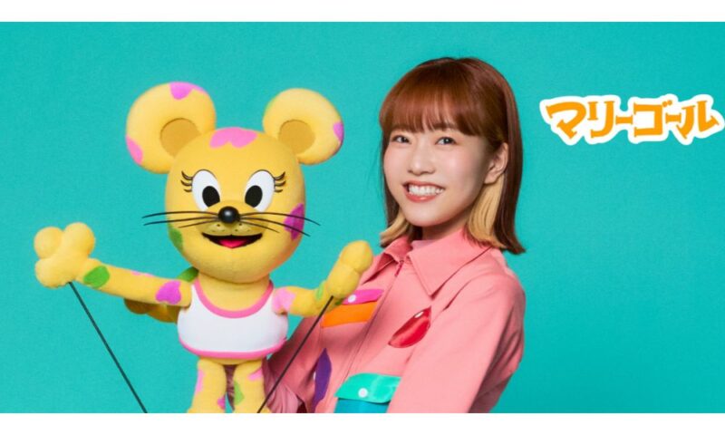 春原早希(早希)がマリーゴール役のパペット・マリーゴールドとともに写るThe Wakey Show公式画像