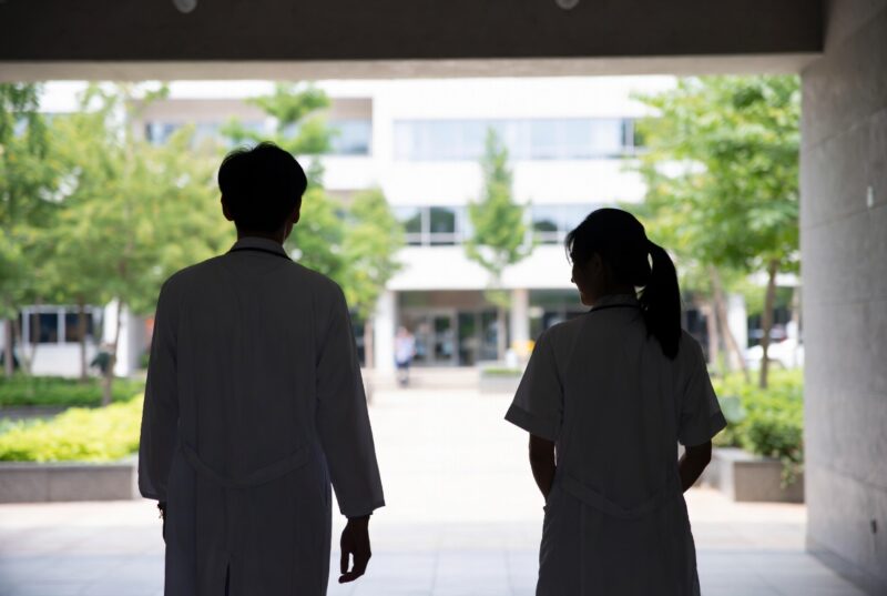 医学部時代のノムラフッソさんと夫の後ろ姿シルエット