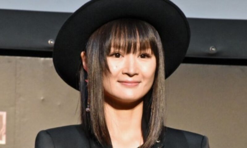 アニメシリーズ『Arcane（アーケイン）』舞台あいさつに登壇した声優・小林ゆう。黒いハットとジャケット姿で、穏やかに微笑む近影。