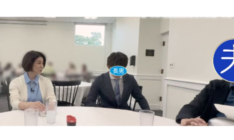 日本テレビ「1周回って知らない話」の映像。高嶋ちさ子とスーツ姿の長男、夫（盛田賢司）が円卓を囲む場面。長男の顔は「長男」、夫の顔は「夫」の青ラベルで加工