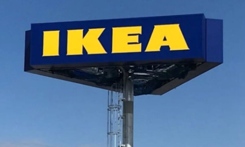 群馬・IKEA前橋のナビタワー。青空を背景にした青地に黄色のIKEAロゴ看板
