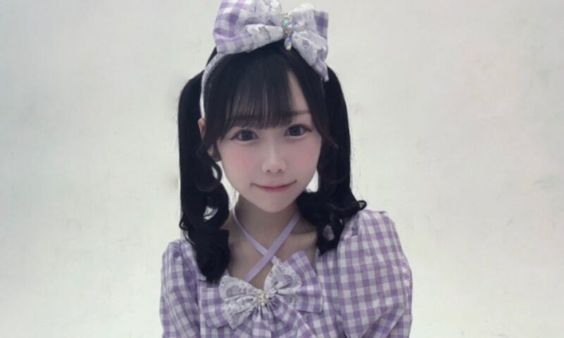まぶだちゅ!の工藤ゆあ。紫と白のギンガムチェック衣装に大きなリボン、ツインテールで微笑むポートレート