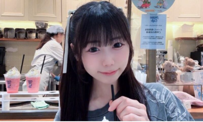 まぶだちゅ!工藤ゆあ。gelato pique cafeでスイーツを持ち微笑むカフェショット