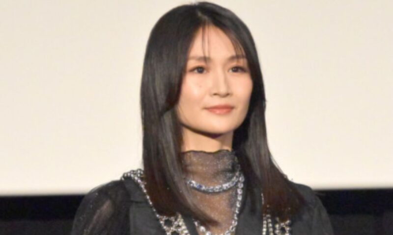 映画『ヒプノシスマイク-Division Rap Battle-』完成報告会に登壇した声優・小林ゆう。黒髪ストレートで黒の装飾付き衣装を着用し、穏やかに微笑む近影。
