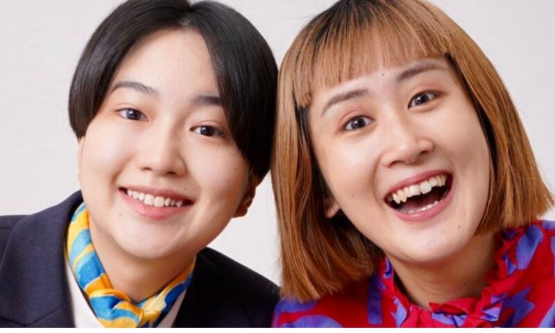 お笑いコンビ「忠犬立ハチ高」の宣材写真。左がノムラフッソ、右が王坂。医学部卒・医師免許を持つ芸人ノムラフッソと相方のツーショット