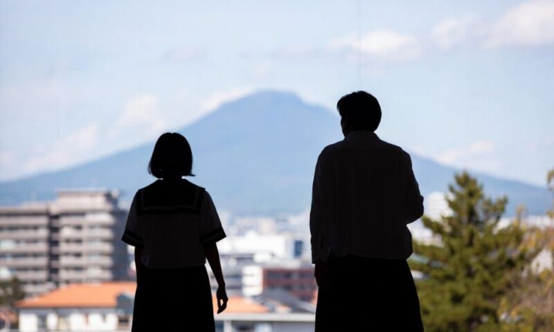 盛岡市の街並みを背景に学生時代のノムラフッソさんと姉の後ろ姿シルエット