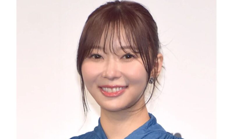 タレント指原莉乃（さしこ）。茶色のストレートヘアにぱっつり前髪、青いトップス姿で笑顔を見せるポートレート