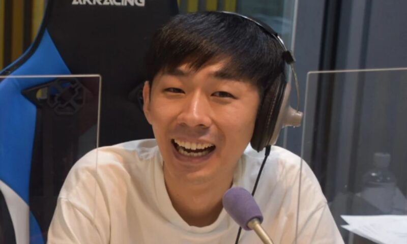 お笑いコンビ・トンツカタンの森本晋太郎。ラジオ収録中にヘッドホン姿で大きく笑う近影