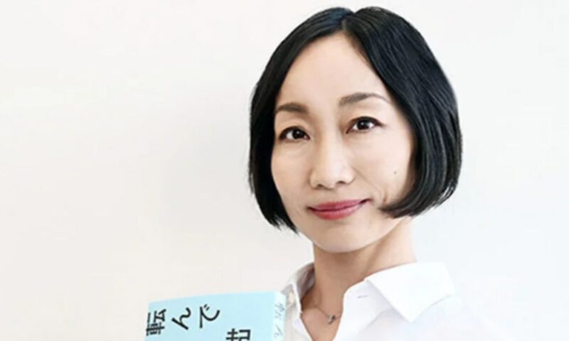 著書を手にする西村ゆか(ひろゆきの妻)の現在の顔画像
