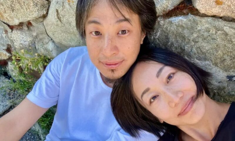 西村ゆか(ひろゆきの妻)と夫・ひろゆき氏の仲の良さが伝わる夫婦のツーショット顔画像