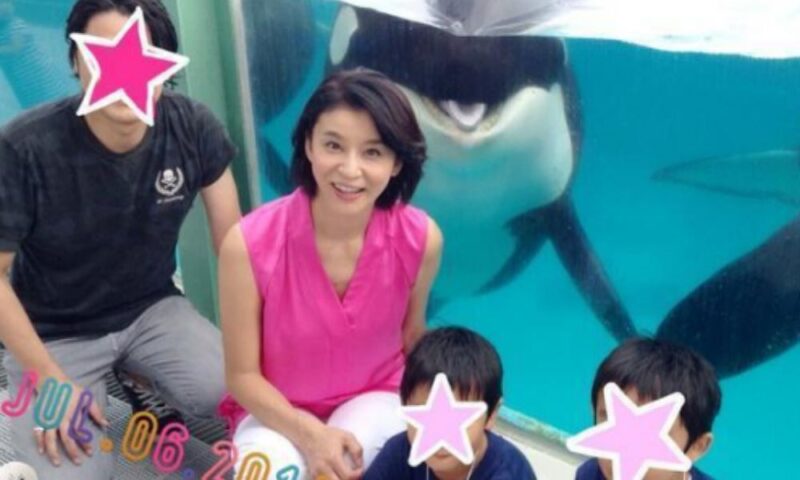 高嶋ちさ子と夫・盛田賢司、息子2人の家族4人ショット（2014年7月・水族館）。夫と子どもの顔は星マークで加工