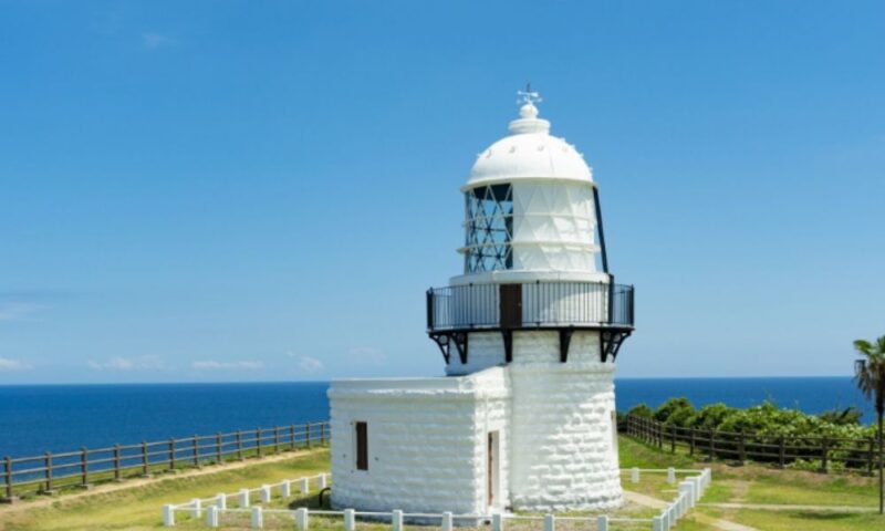 能登半島最北端・珠洲市狼煙町の禄剛埼灯台。白亜の灯台と青い日本海、晴天の空