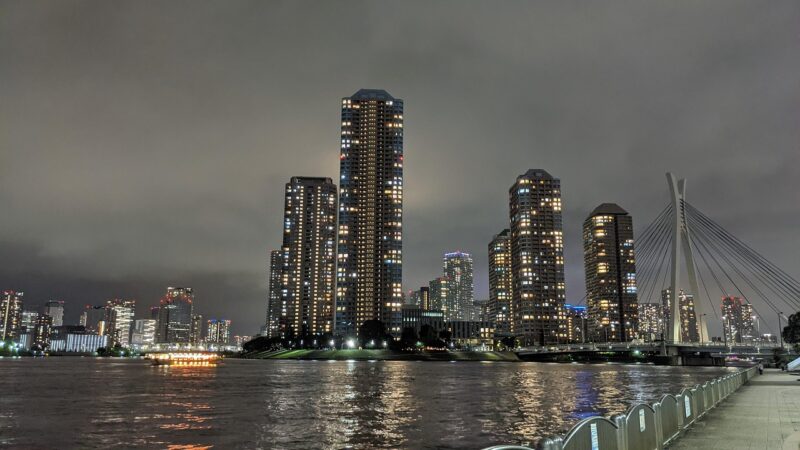 夜の東京の街並み