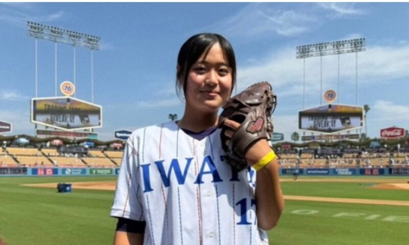 ドジャースタジアムに立つ寺本悠里