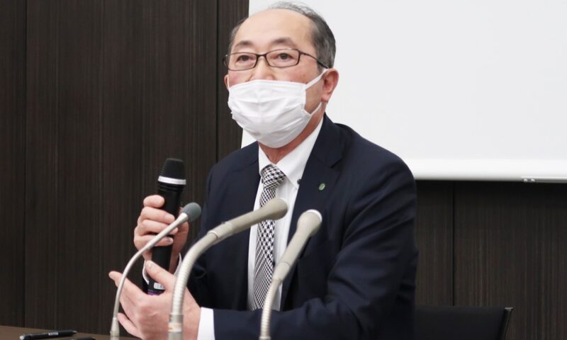 会見で話すサイゼリヤの松谷秀治社長
